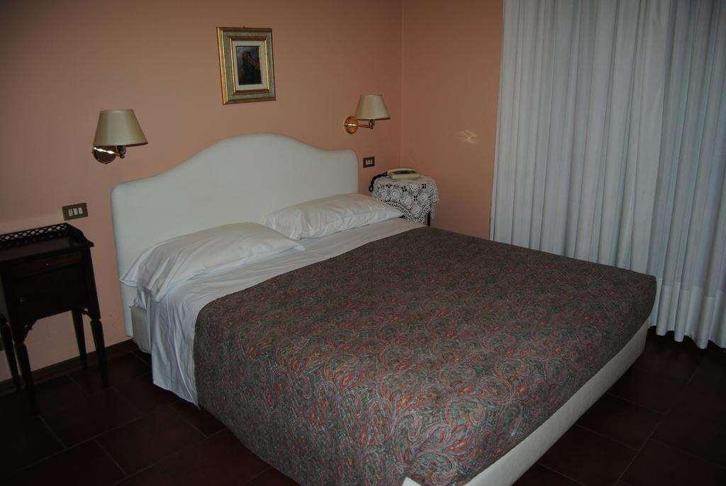 Hotel Bastimento Fiorenzuola dʼArda Habitación foto